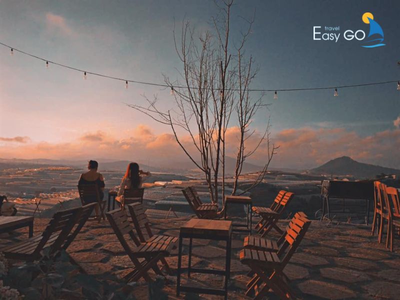 Bức ảnh lãng mạn tại cafe săn mây Đà Lạt