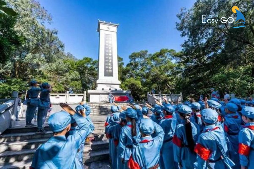 Tượng đài tưởng niệm khắc chữ Hán và chữ Quốc ngữ