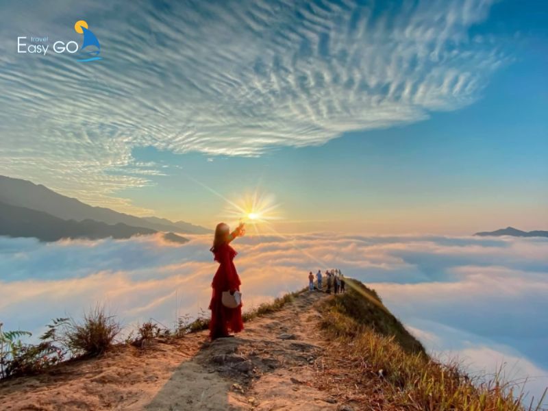 Kinh nghiệm săn mây Tà Xùa - Tạo dáng với thiên nhiên