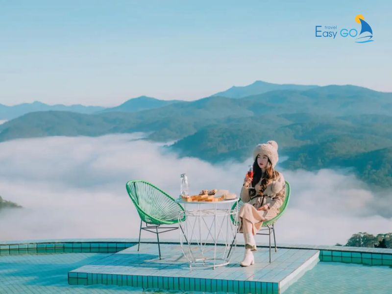 Mùa khô thì thời tiết khô ráo, ít mưa, trời trong xanh với mây trắng bồng bềnh