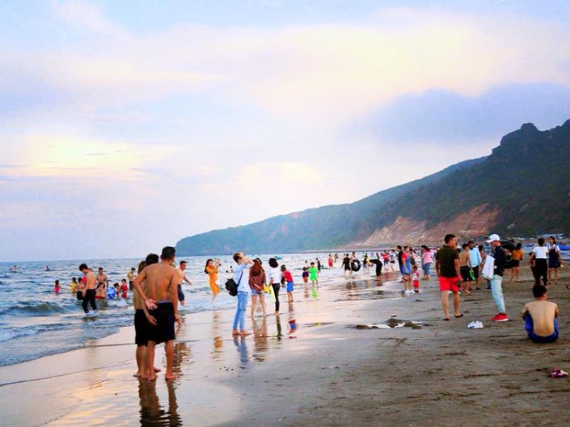 Bãi biển Quỳnh trải dài với biển xanh cát vàng