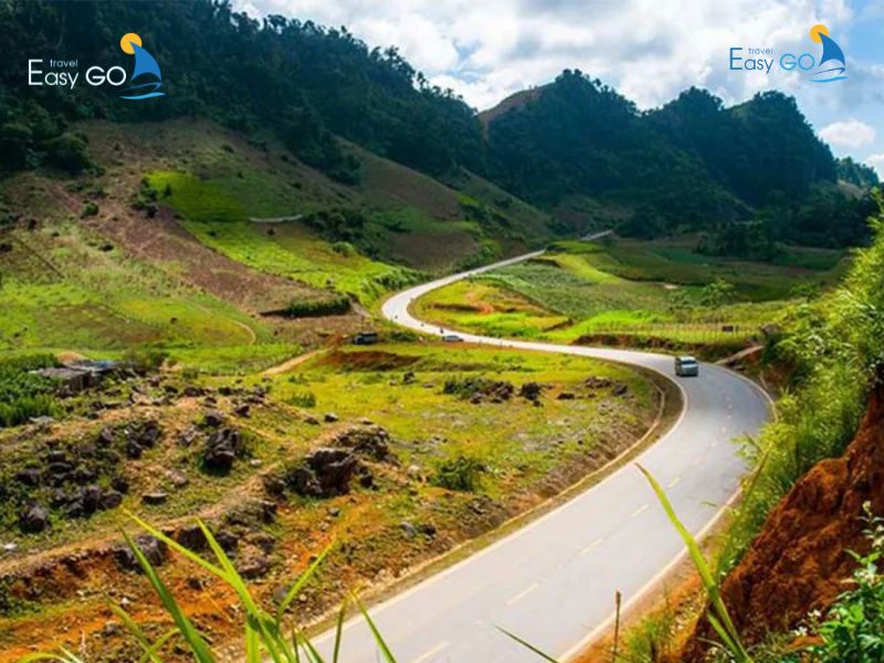 Cung đường đi Tà Xùa với cảnh đẹp hai bên đường