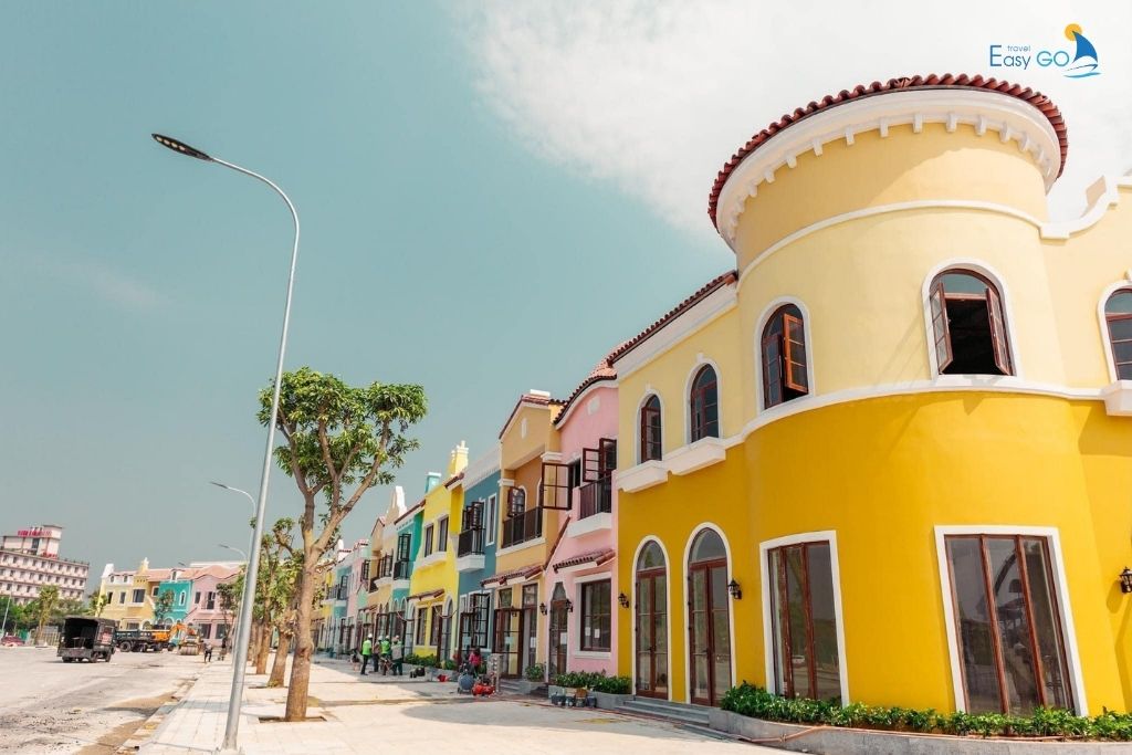 Cửa hàng mua sắm đầy màu sắc tại tour vinwonders 3 ngày 2 đêm - Easy Go Travel