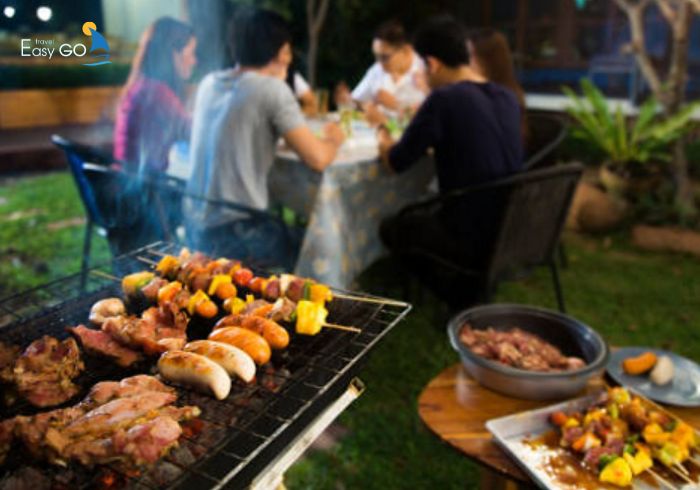 Quây quần ăn uống bên gia đình