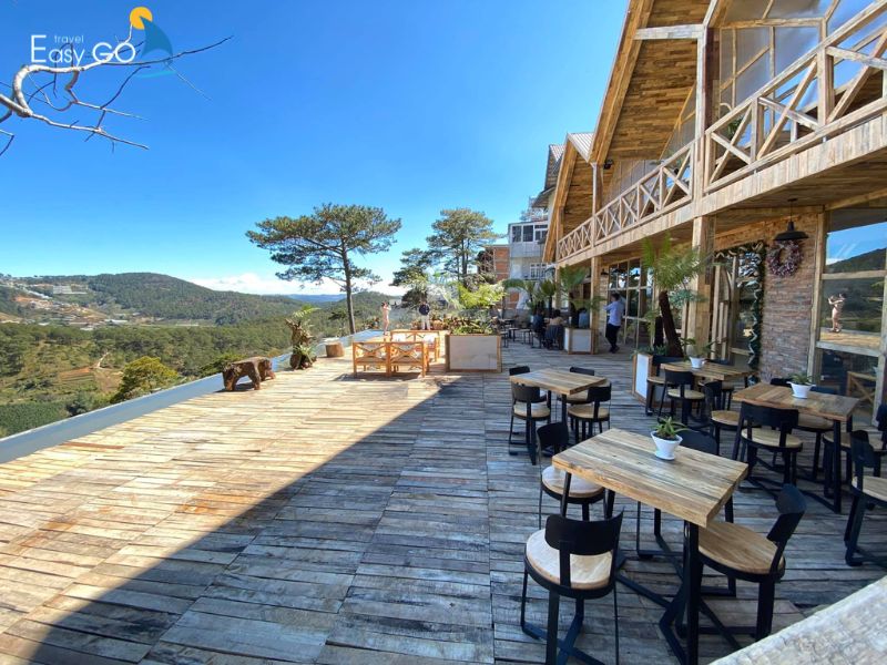 Không gian rộng rãi với bể bơi vô cực tại Đà Lạt Mountain View