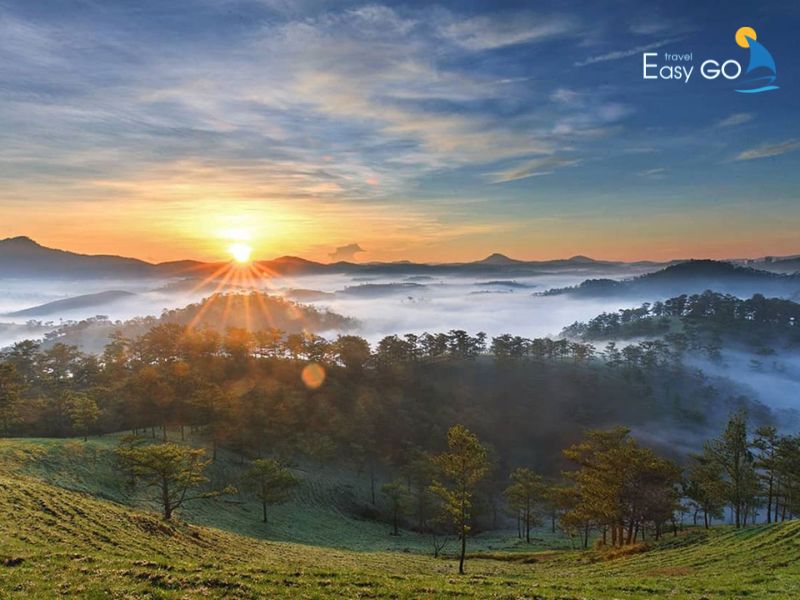 Toàn cảnh thành phố chìm trong biển mây trắng xóa ở Đồi Du Sinh