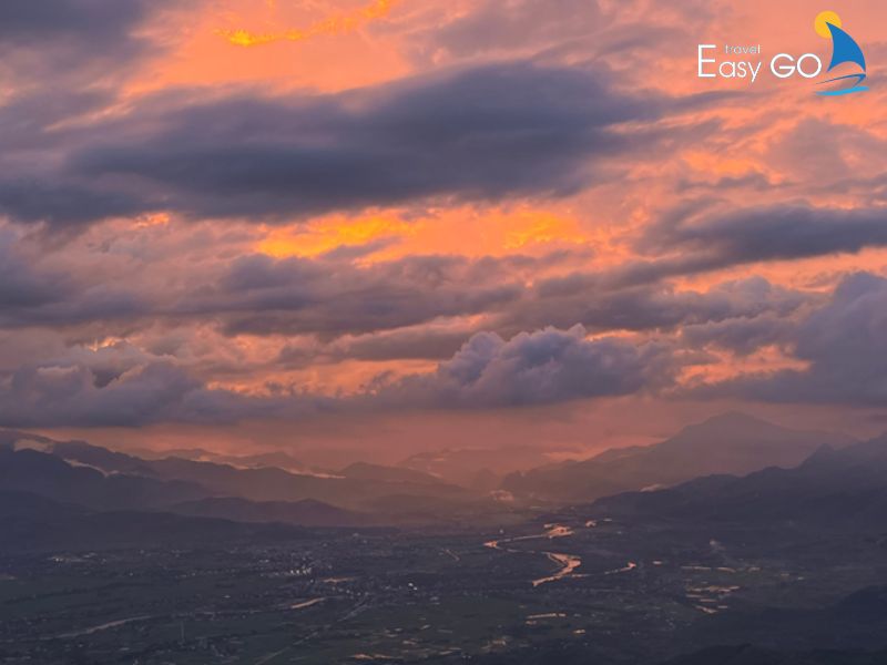 Hoàng hôn thơ mộng ở Phình Hồ