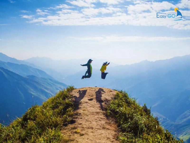 Mùa hè không phải là thời điểm thích hợp săn mây nhưng có chiêm ngưỡng không gian hùng vĩ Tà Xùa