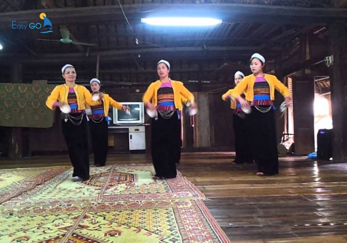 Thưởng thức tiết mục văn nghệ tại nhà sàn