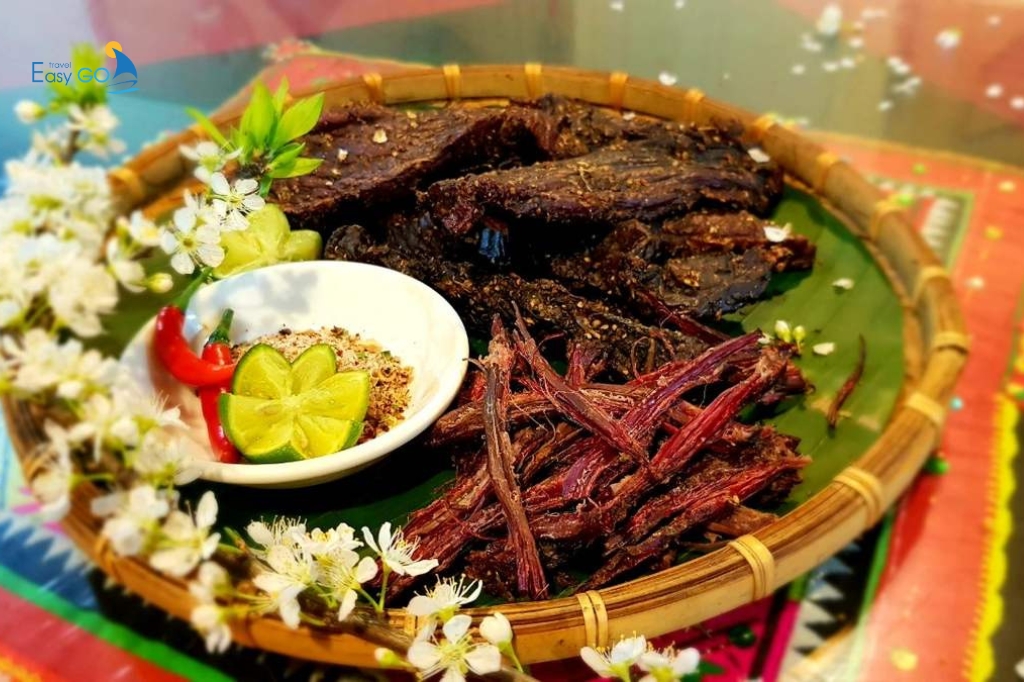 Thưởng thức thịt trâu sấy Lai Châu thơm lừng