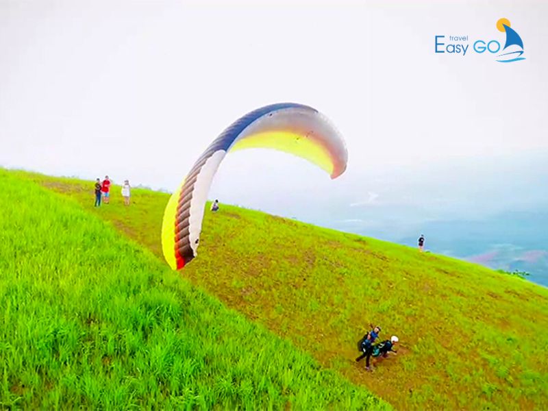 Bay dù lượn trên Phình Hồ chiêm ngưỡng toàn cảnh biển mây