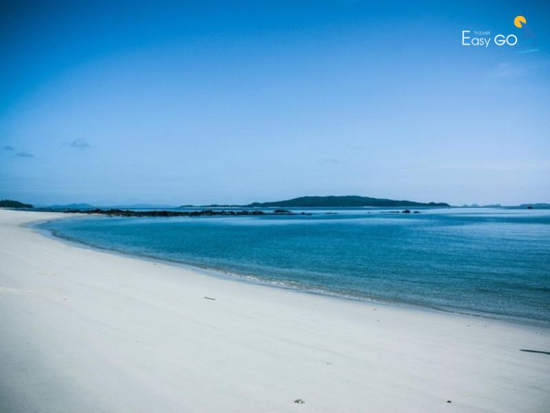 Bãi biển Hồng Vàn với bãi cát trắng làn nước trong xanh