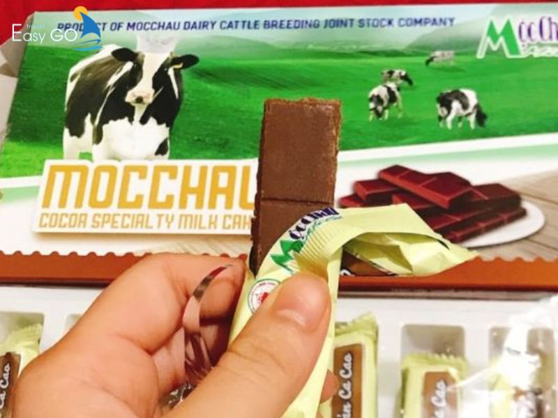 Bánh sữa nâu đặc sản Mộc Châu là sự kết hợp độc đáo làm bớt ngán