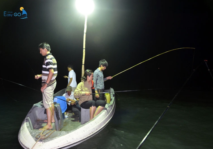 Câu mực cùng ngư dân