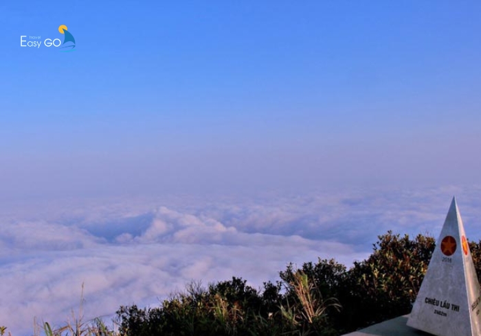 Đứng trên đỉnh Chiêu Lầu Thi săn mây