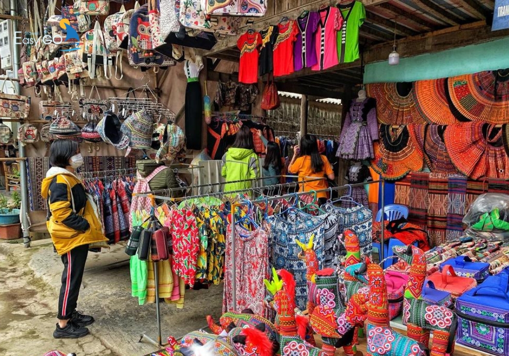 Sạp hàng thủ công ở chợ bản Lác