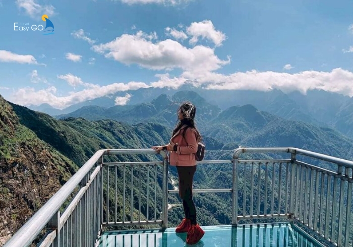 Chụp ảnh quay nửa người hướng về phía mây trời