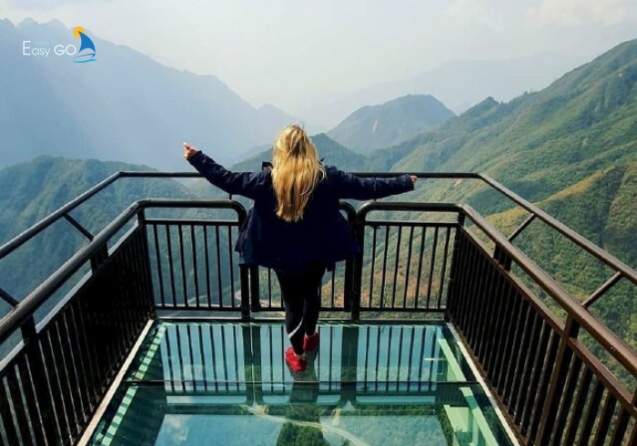 Tạo dáng giơ tay như đang ôm cả bầu trời