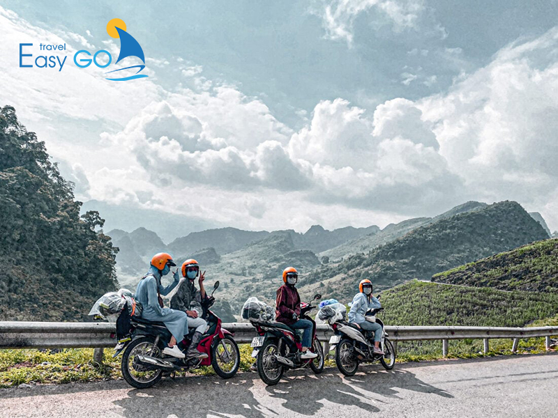 Xe máy và ô tô là phương tiện phổ biến được nhiều người lựa chọn