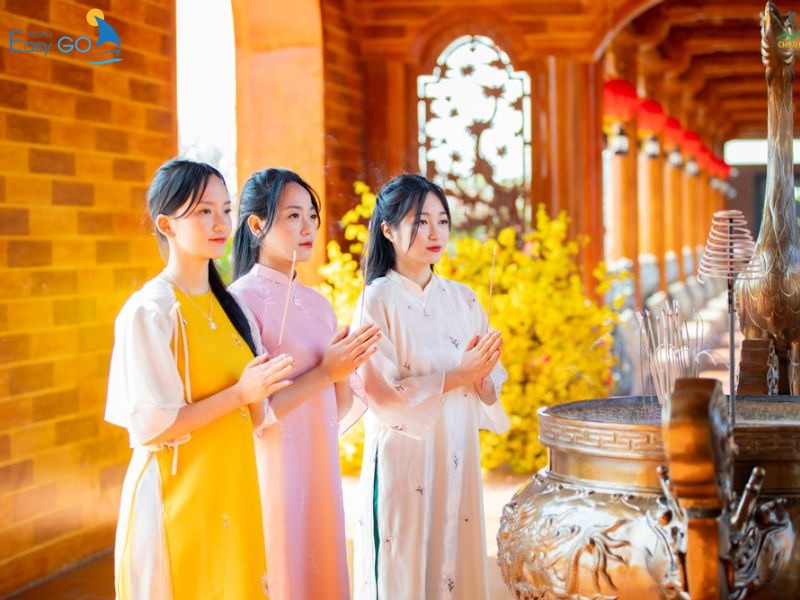 Đi lễ chùa trang phục lịch sự, gọn gàng