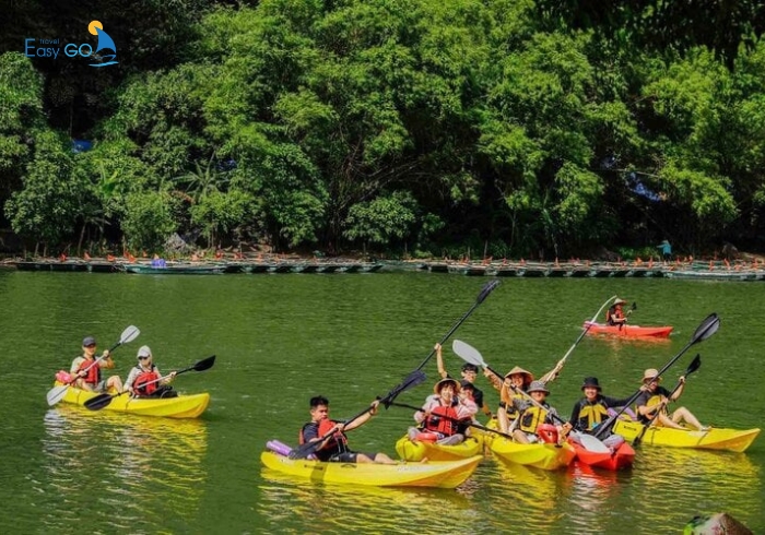 Đi thuyền trên sông