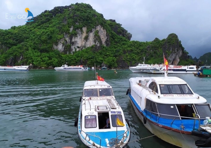 Đi tàu đến đảo Ngọc Vừng