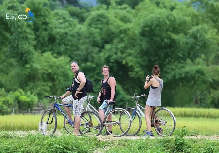 Du khách đi xe đạp tại Mai Châu