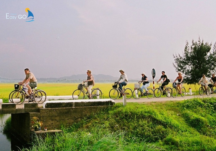 Đi xe đạp quanh bản làng