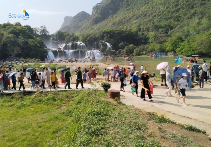 Du khách tham quan thác Bản Giốc