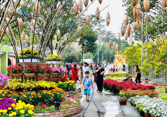 Du xuân ngày đầu năm mới