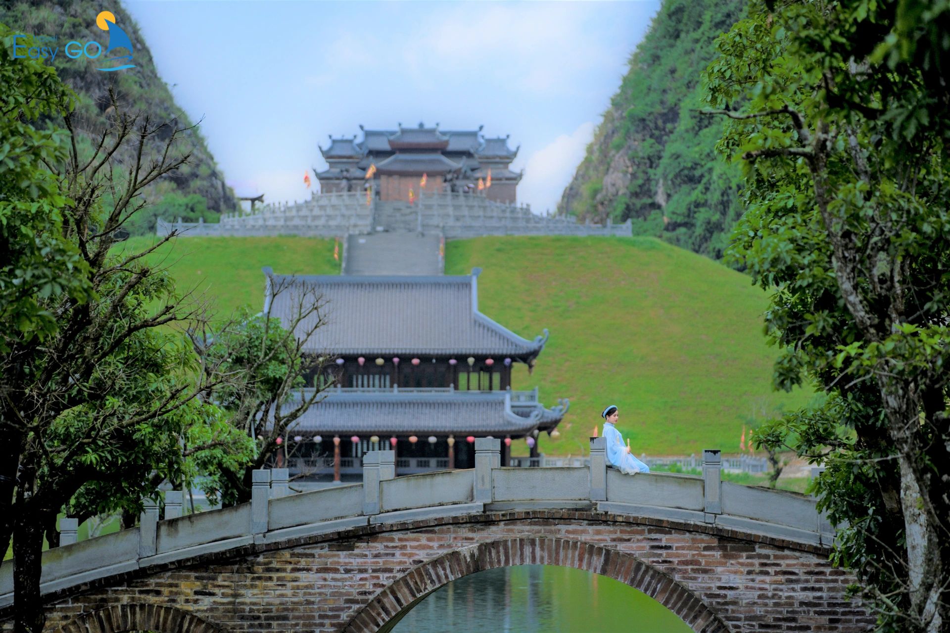 Góc chụp từ cầu, mở ra trọn vẹn các lớp kiến trúc Thung Ui.