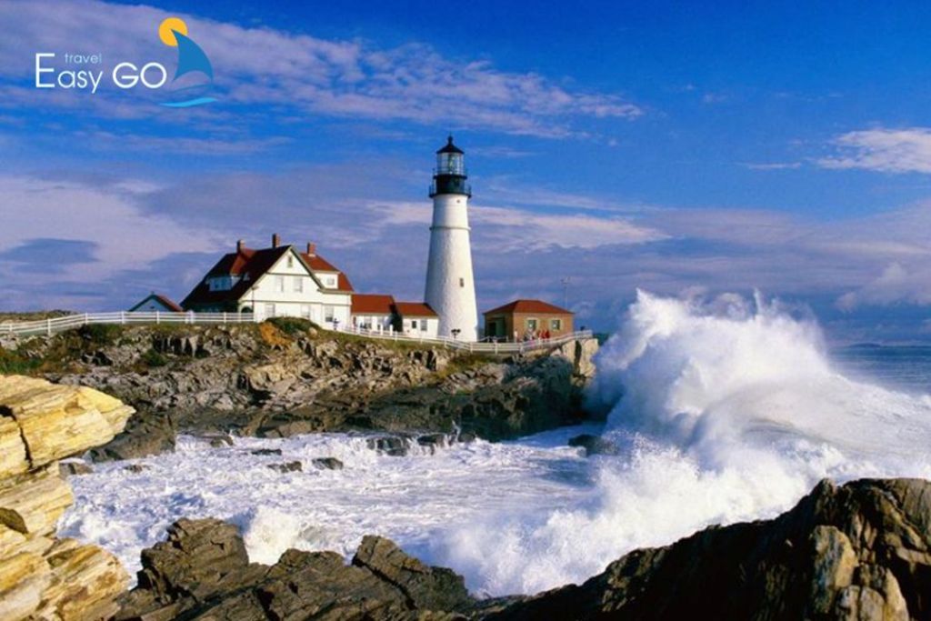 Ngọn hải đăng Cô Tô, một trong những điểm thăm quan nổi bật trong tour du lịch đảo Cô Tô.