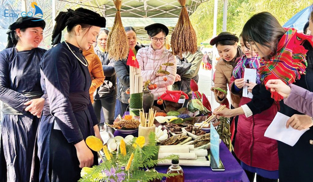 Khách du lịch khám phá ẩm thực địa phương