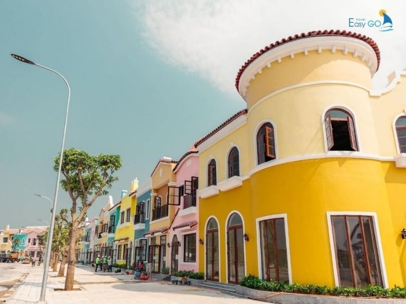 Phố mua sắm trên bờ với 64 căn khác nhau đầy màu sắc