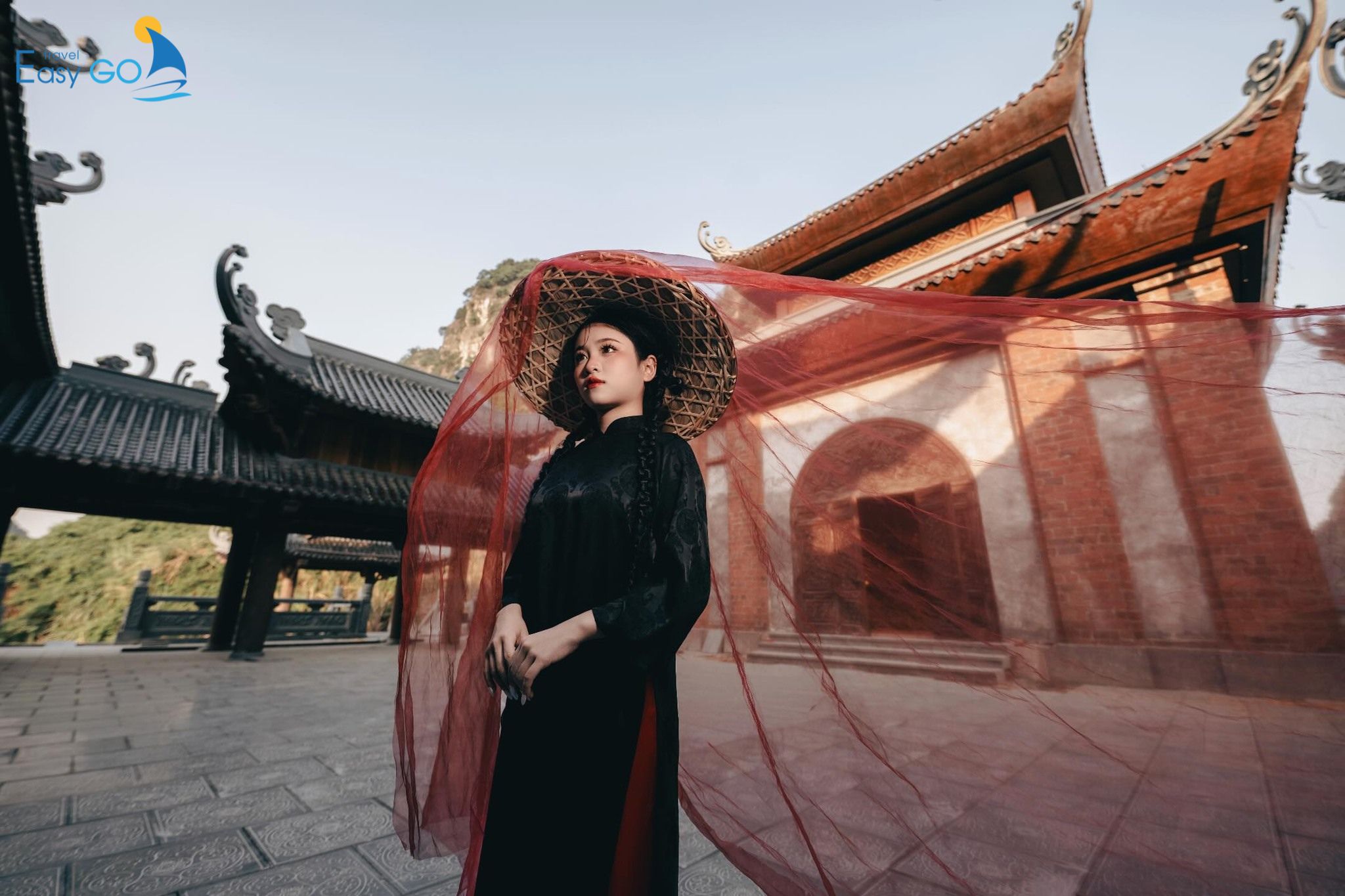 Khung hình cổ trang trầm mặc tại Nhà Thủy Tạ