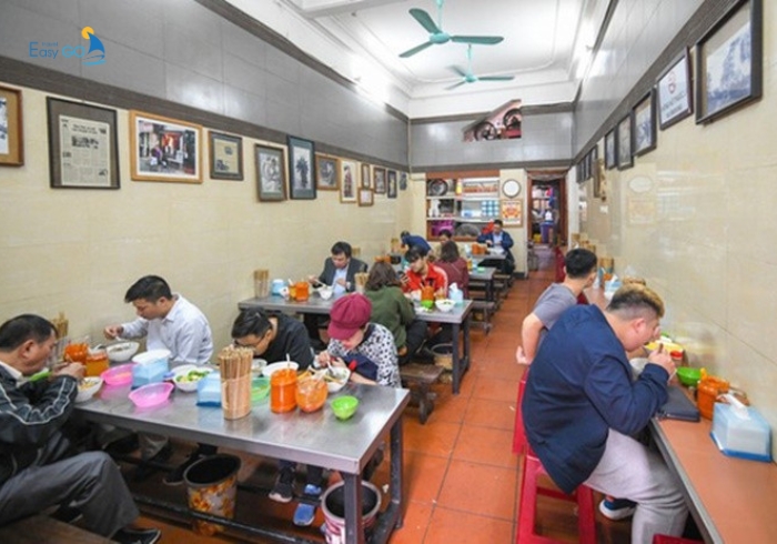 Khung cảnh quán phở tại Hà Nội