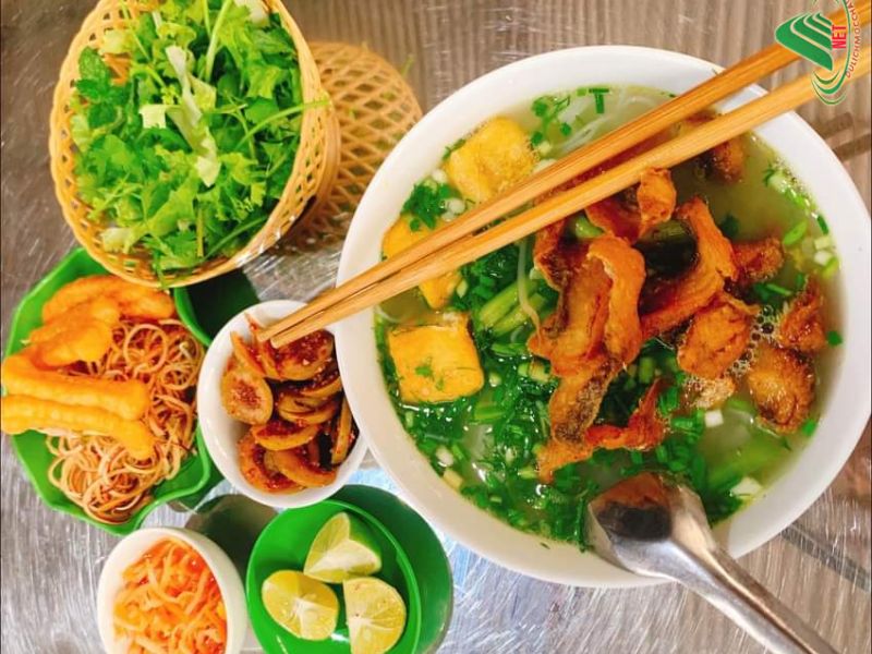 Bún cá lóc chuẩn vị Mộc Châu với đủ các món ăn kèm như trên