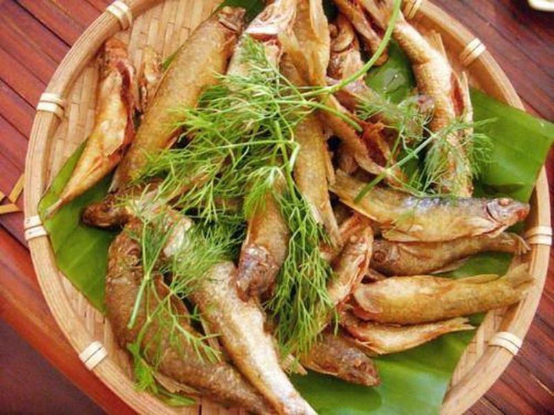 Cá suối chiên giòn - món ăn đặc sản Mộc Châu dân giã, thú vị