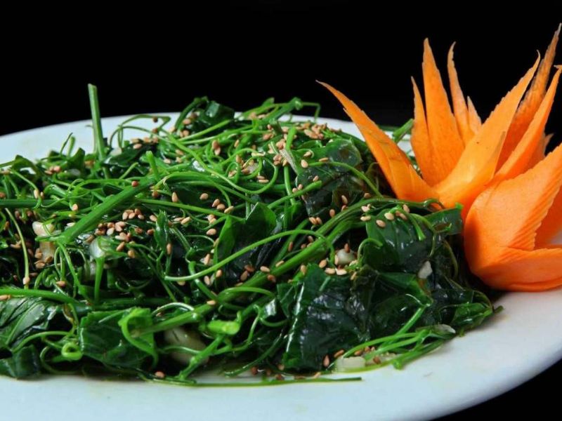 Rau tầm bóp có vị đắng nhẹ, giòn và ngọt