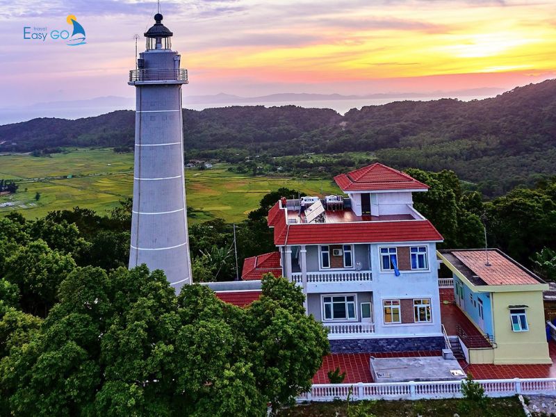 Từ hải đăng Cô Tô có thể ngắm toàn bộ hòn đảo Cô Tô xinh đẹp