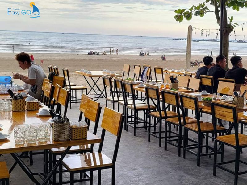 Các nhà hàng dọc bờ biển Quỳnh