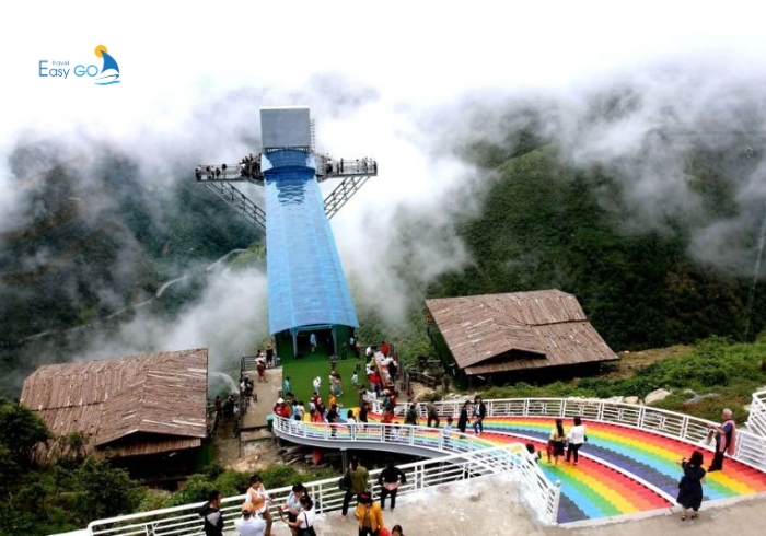 Vừa trải nghiệm cầu kính trên cao vừa ngắm biển mây