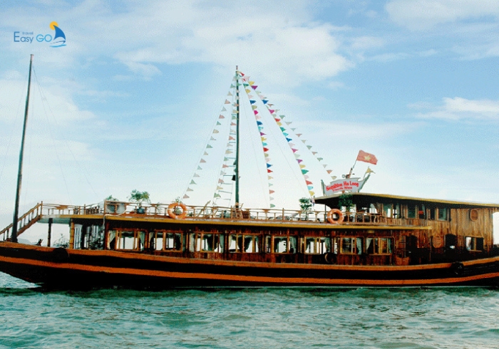 Đi tàu gỗ đến đảo Ngọc Vừng