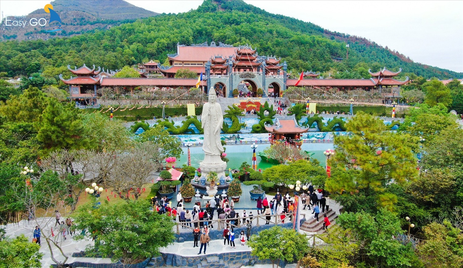 Tham quan, hành lễ tại Chùa Ba Vàng