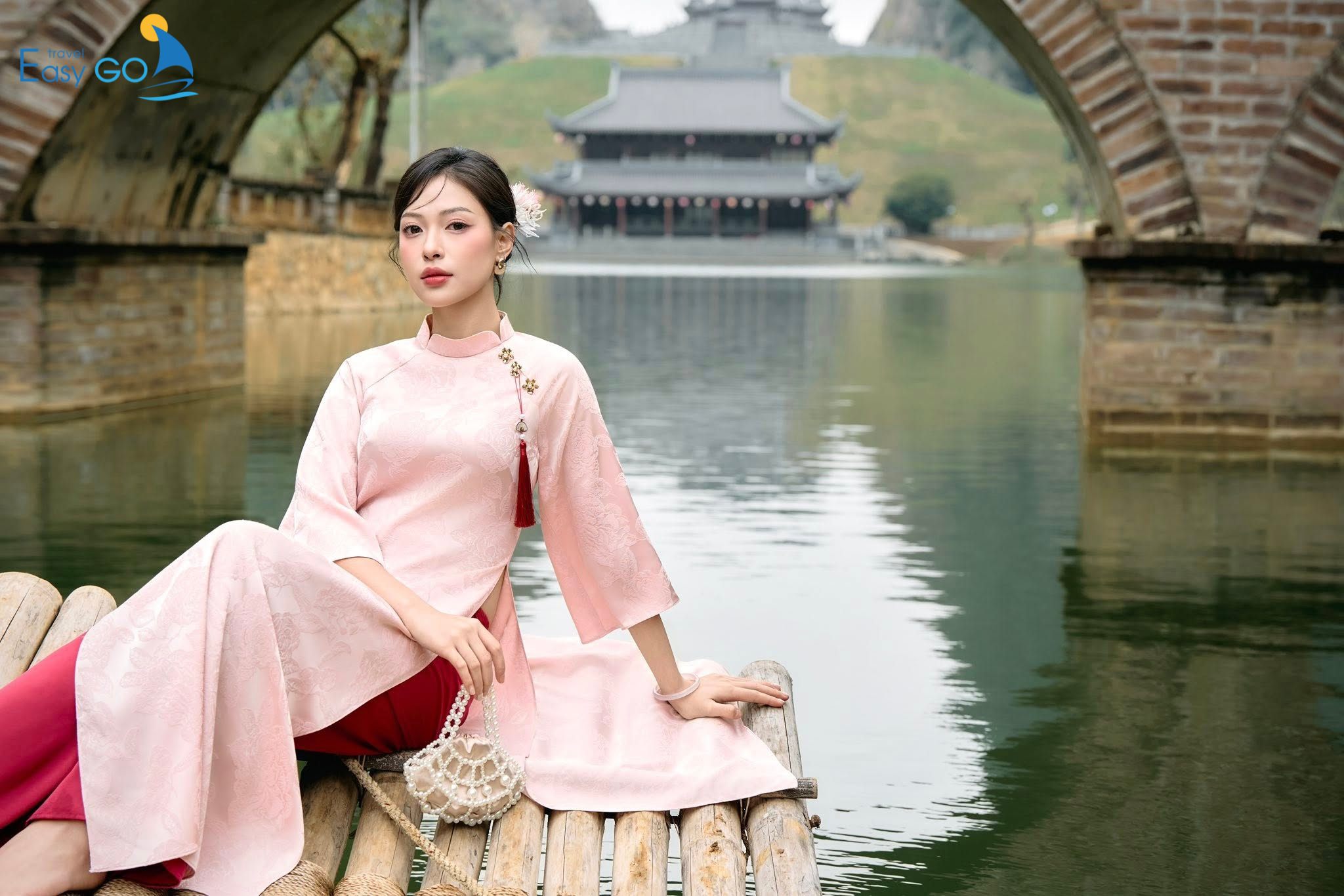 Trải nghiệm bè tre tại Thung Ui