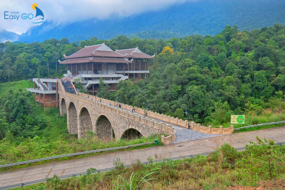 Tuyến cáp treo dẫn lên chùa Đồng, chùa Thượng