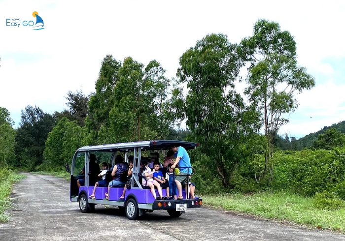 Đi xe điện trên đảo Ngọc Vừng