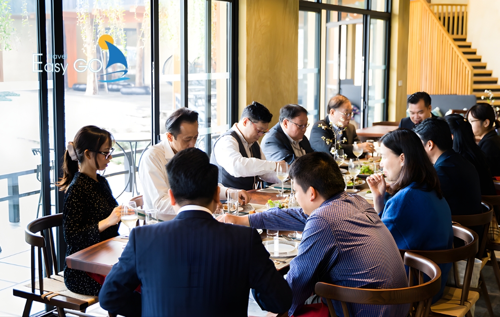 Bữa trưa tại nhà hàng địa phương