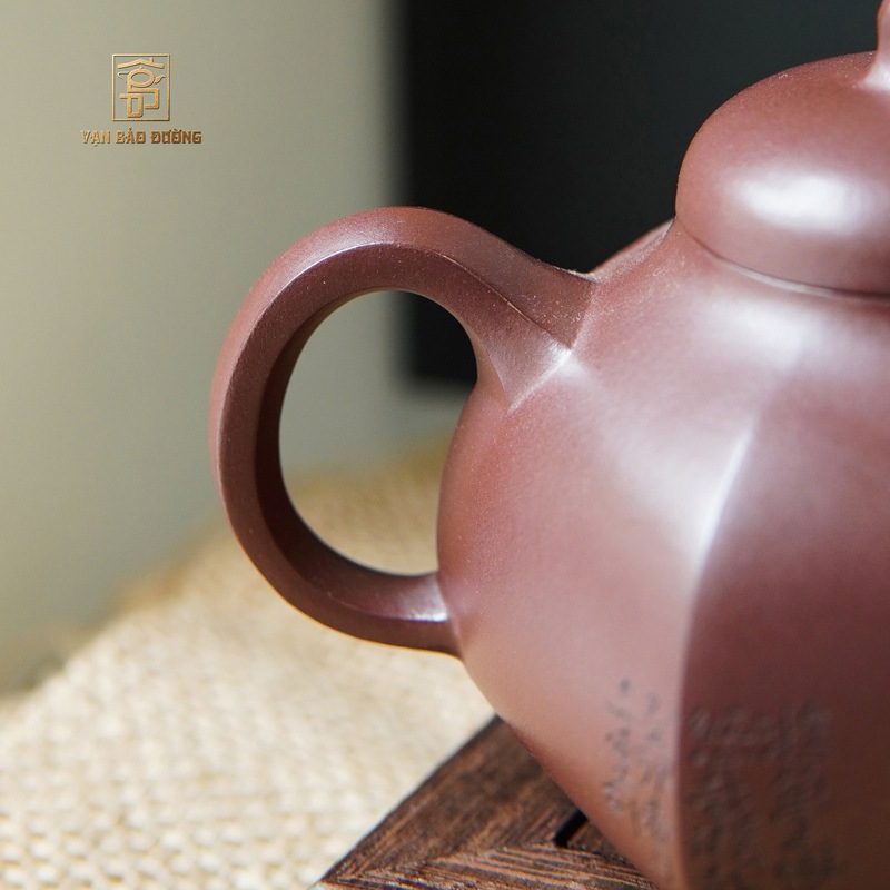 Quai ấm được thiết kế để người dùng cầm nắm ấm trà một cách chắc chắn