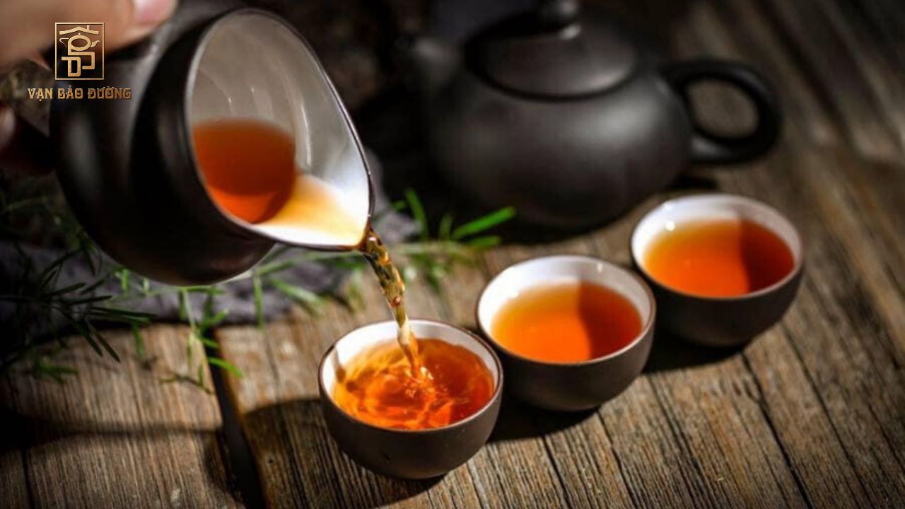 Cho nước sôi vào ấm và đổ ra nước đầu